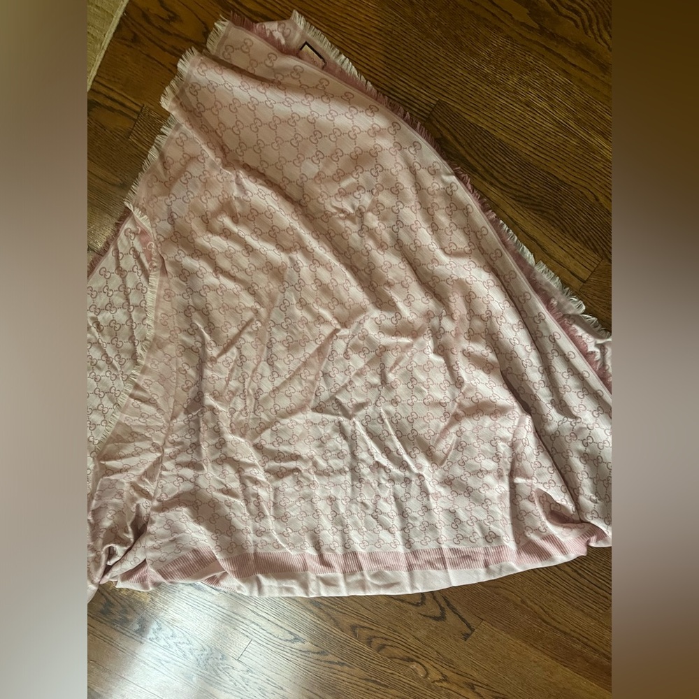 Pink Gucci monogram scarf - Picture 5 of 6